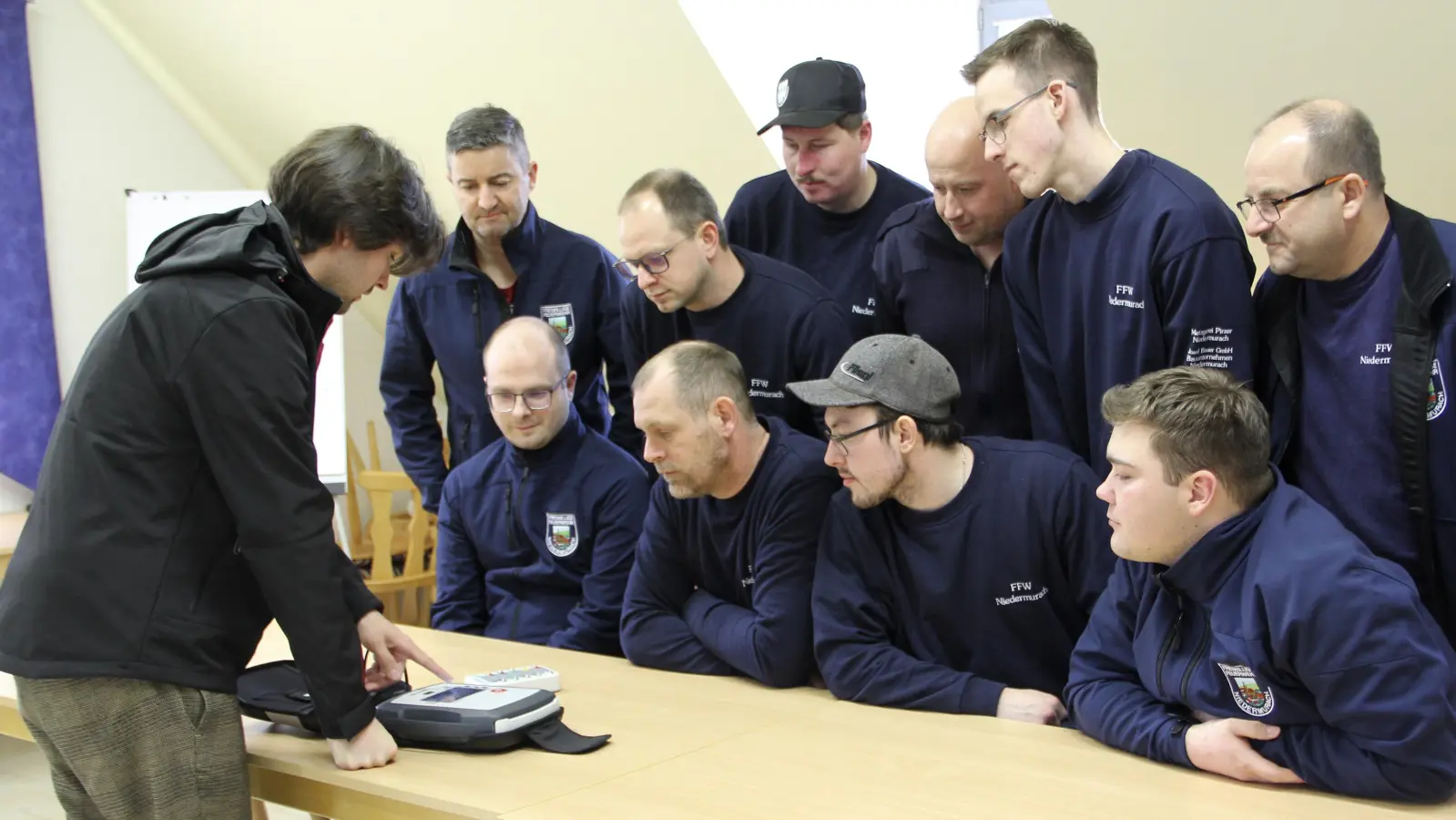 Die Feuerwehr Niedermurach investierte in einen Defibrillator. Von Timo Tauer gab's eine ausführliche Einweisung in die Funktionen des Geräts. (Bild: Josef Böhm)