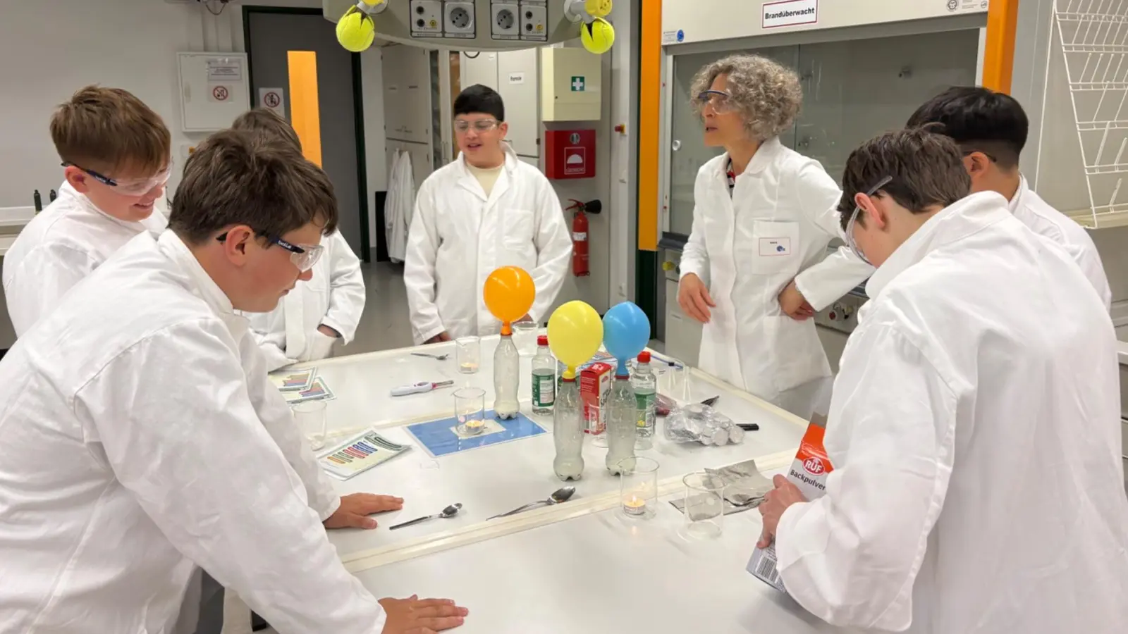 Dr. Michael Bodensteiner und sein Team gewährten den Schülerinnen und Schülern der Mittelschule Vohenstrauß praxisnahe Einblicke in naturwissenschaftliche Arbeitsweisen. (Bild: Sandra Liegl)