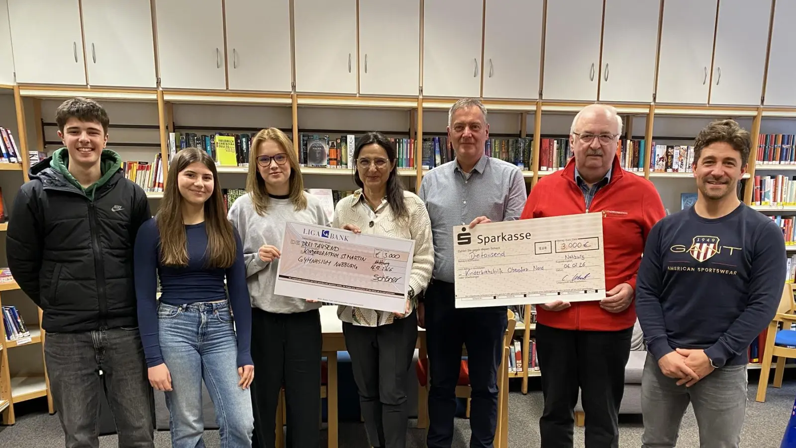 Zwei Schecks in Höhe von je 3000,- Euro konnten Schulleiter Christian Schwab (3.v.r.) und Lehrer Wolfgang Malzer (r.) als Organisator des Weihnachtsmarktes heuer an Dr. Christina Kutzer (Bildmitte) als Leiterin des Kinderzentrums St. Martin und den Vorsitzenden der Kinderkrebshilfe Oberpfalz Nord Herbert Putzer (2.v.r.) überreichen. Stellvertretend für alle Schüler nahmen Rafael Lindner, Lorina Ring und Klara Schöner (v.l.) seitens der SMV an der Übergabe teil.  (Bild: Raphael Haubelt)