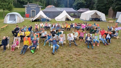 Jedes Kind baute sich einen eigenen Campingstuhl aus Holz. (Bild: Josef Siller)