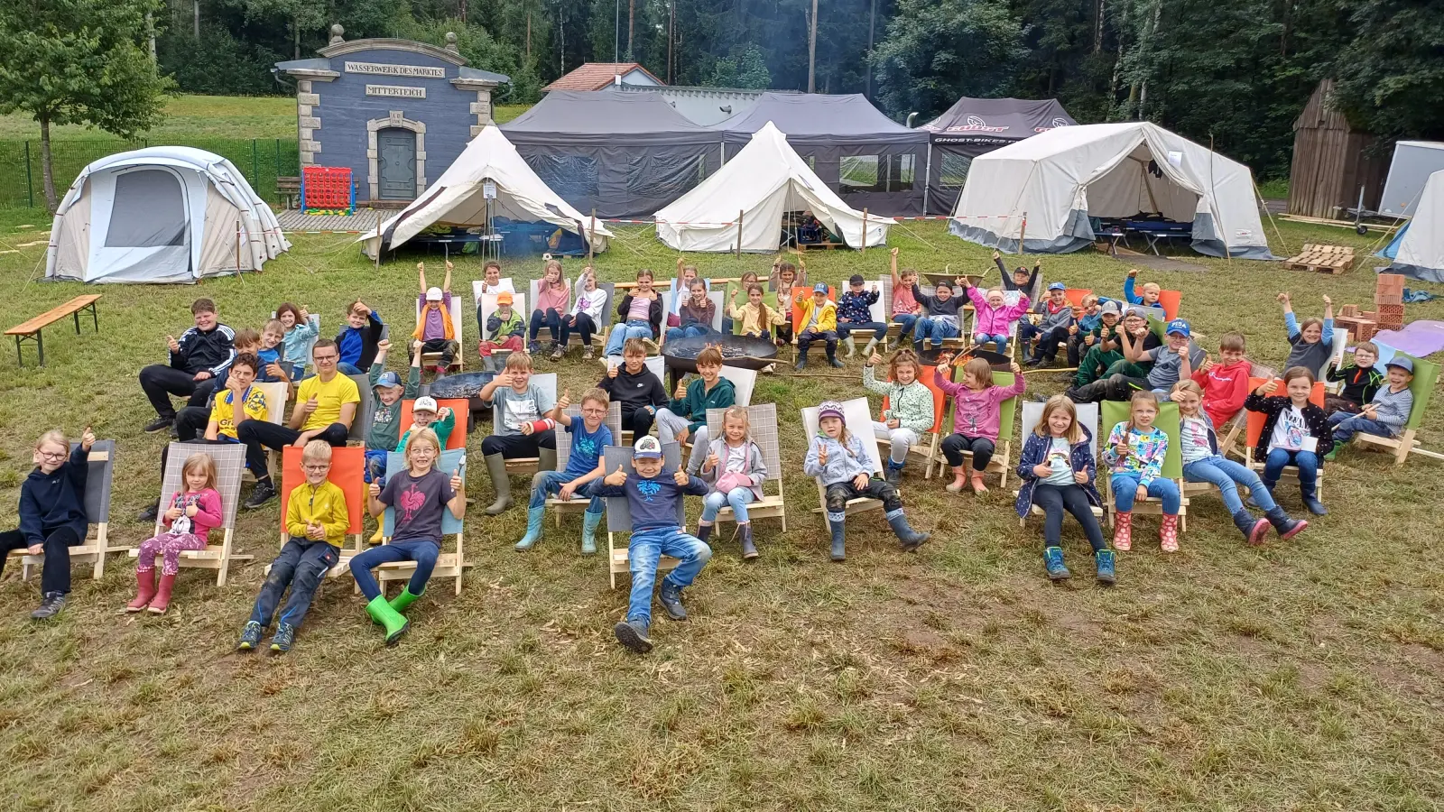 Jedes Kind baute sich einen eigenen Campingstuhl aus Holz. (Bild: Josef Siller)