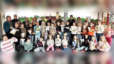 die Viertklässler bei der Wimpelübergabe in der Aula, mit den Polizeibeamten, den Klassenlehrerinnen, der Schulleitung und den Gästen (Bild: Norbert Weis)