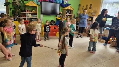 Kinder besuchen Partnergemeinde. (Bild: Stefanie Urban)