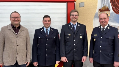 Die neugewählten Kommandanten der Großschönbrunner Feuerwehr: 1. Kommandant Florian Bauer (Zweiter von links) und 2. Kommandant Tobias Regler (Dritter von links) mit 1. Bürgermeister Uwe König (Erster von links) und Kreisbrandmeister Andreas Luber (Vierter von links) (Bild: Josef Regler)