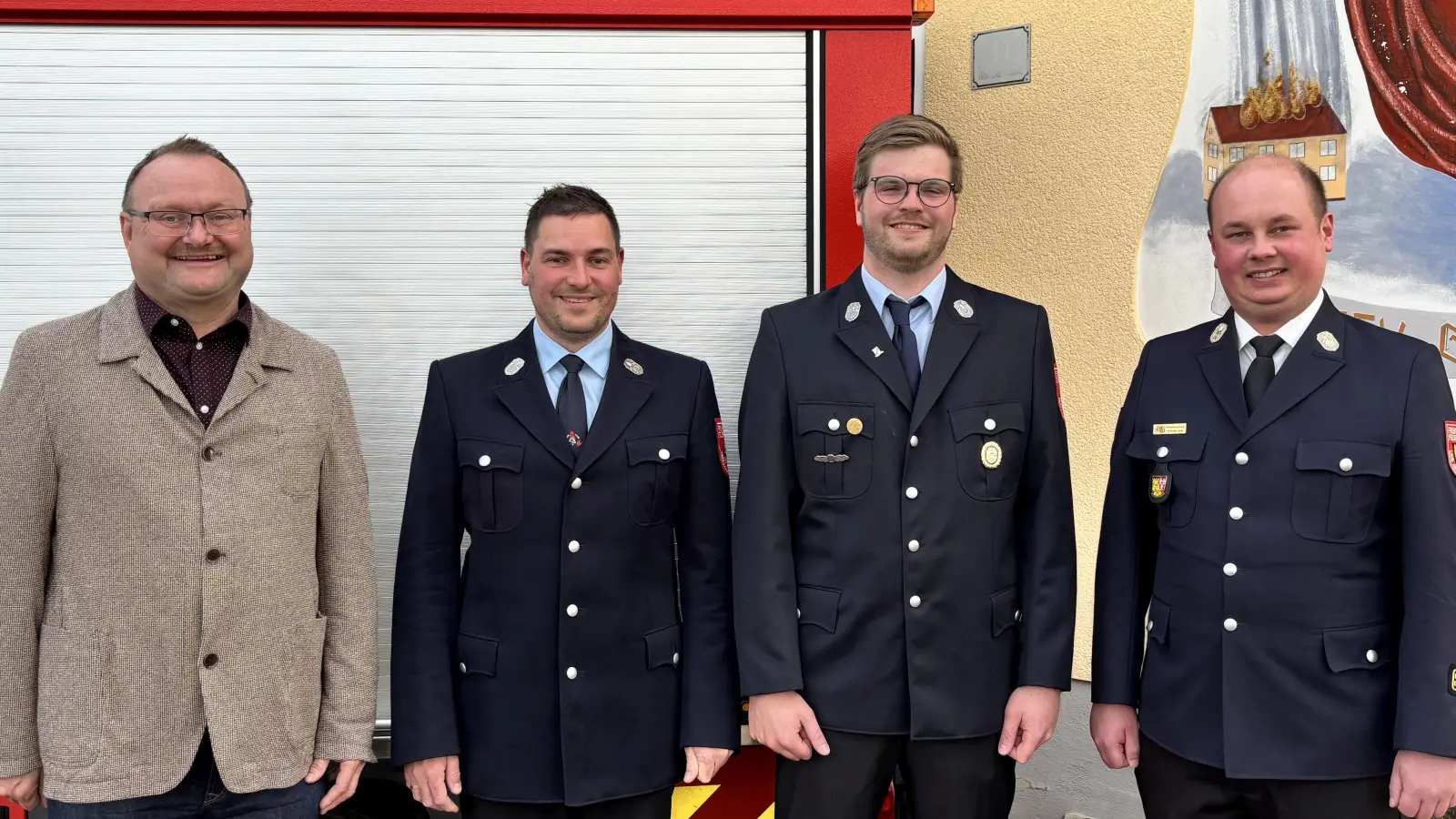Die neugewählten Kommandanten der Großschönbrunner Feuerwehr: 1. Kommandant Florian Bauer (Zweiter von links) und 2. Kommandant Tobias Regler (Dritter von links) mit 1. Bürgermeister Uwe König (Erster von links) und Kreisbrandmeister Andreas Luber (Vierter von links) (Bild: Josef Regler)