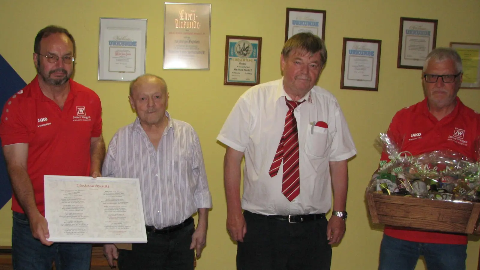 Sportwart Peter Diedl (links), Vorsitzender Hans Kneißl (Dritter von links) und sein Vertreter Johann Gurdan (rechts) dankten Vereinswirt Josef Krauß (Zweiter von links) mit Gedicht und Geschenkkorb für die vorzügliche Bewirtung seit Bestehen der Anlage.  (Bild: Johann Kneißl)