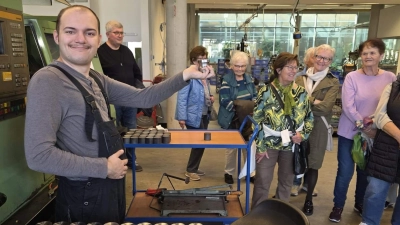 Interessante Einblicke in die Jura-Werkstätten gewannen die 40 Hirschauer Seniorinnen und Senioren, die der Einladung des Förderkreises Altenhilfe zur Besichtigung der Behinderteneinrichtung gefolgt sind. Sie konnten sich überzeugen, mit welcher Freude die Beschäftigten ihre auf ihre Fähigkeiten ausgerichteten Arbeiten verrichteten.<br> (Bild: Werner Schulz)
