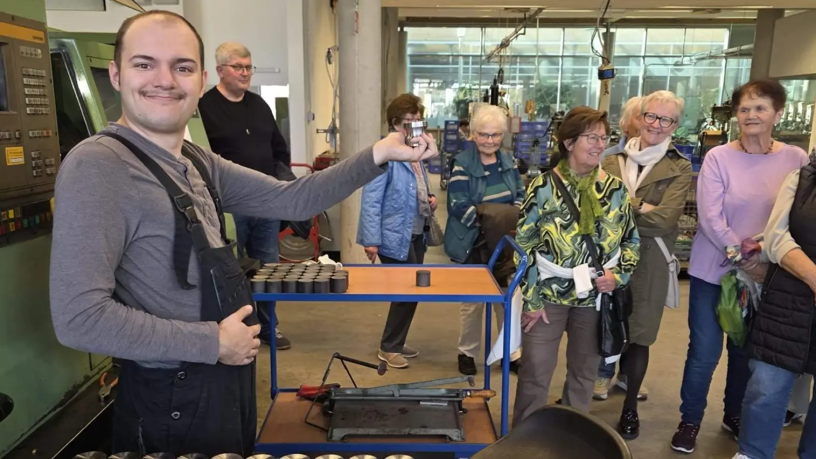 Interessante Einblicke in die Jura-Werkstätten gewannen die 40 Hirschauer Seniorinnen und Senioren, die der Einladung des Förderkreises Altenhilfe zur Besichtigung der Behinderteneinrichtung gefolgt sind. Sie konnten sich überzeugen, mit welcher Freude die Beschäftigten ihre auf ihre Fähigkeiten ausgerichteten Arbeiten verrichteten.<br> (Bild: Werner Schulz)