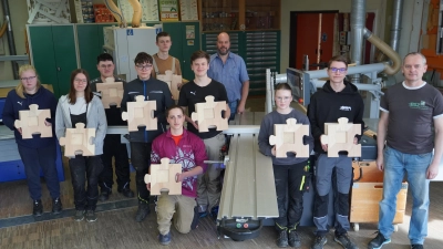 Klasse BHO10 beim Maschinenkurs mit Abteilungsleiter Jürgen Böckl (Mitte) und Fachlehrer Thomas Gradl (rechts) (Bild: Stefan Staufer)