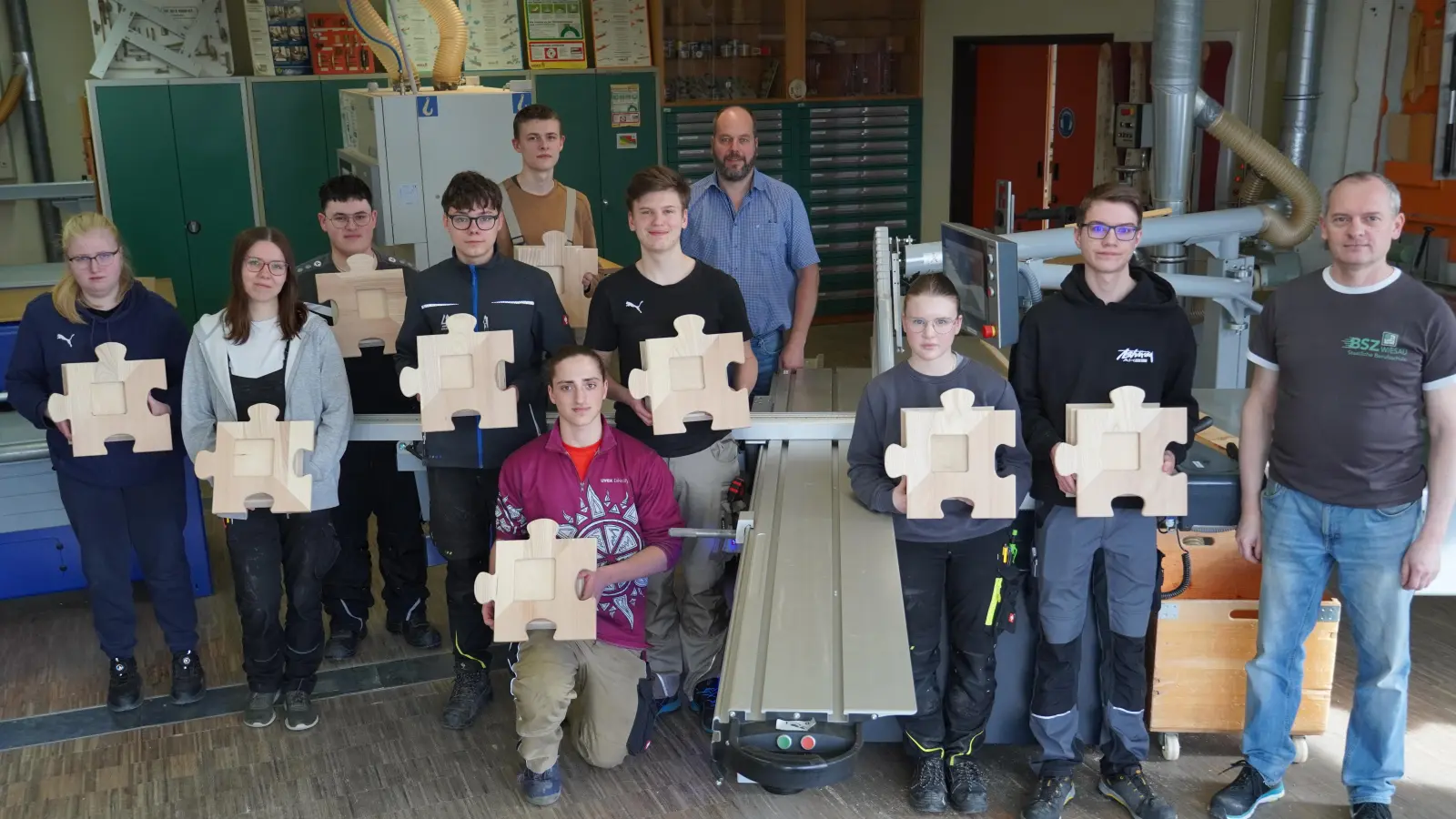 Klasse BHO10 beim Maschinenkurs mit Abteilungsleiter Jürgen Böckl (Mitte) und Fachlehrer Thomas Gradl (rechts) (Bild: Stefan Staufer)
