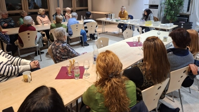 Gespannt lauschen die Zuhörerinnen den Ausführungen der Buchhändler. (Bild: Doris Enzmann)
