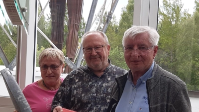 Josef Hofbauer überreichte dem Sibyllenbad-Leiter und Papst-Fan ein Buch über die Oberpfalz sowie den Lieblingswein des ehemaligen Papstes Johannes Paul als Abschiedsgeschenk. (von links): Ute und Josef Hofbauer mit Gerhard Geiger im Restaurant „Sibylle“ im Sibyllenbad. (Bild: Barbara Bannert)