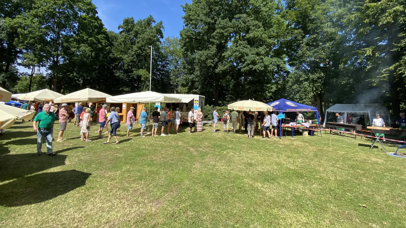 Bestes Wetter und schmackhafte Schmankerl gab es im Schlosspark (Bild: Michael Bauer)