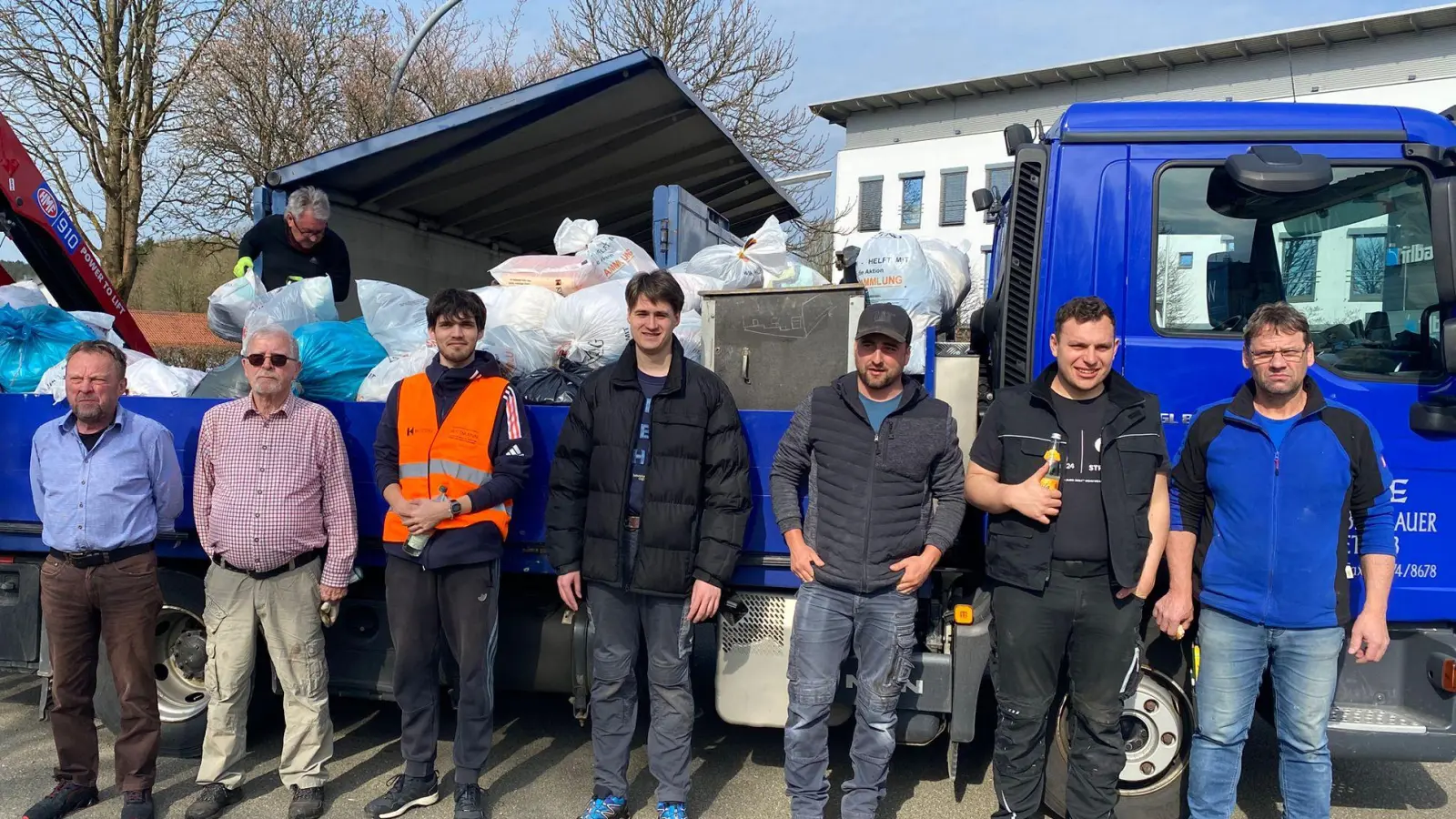 Die Fahrer und ihre Helfer vor dem Container. (Bild: Johann Herrmann)