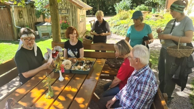 Einweisung mit mitgebrachten Pilzen von Herrn Riess (links im Bild). (Bild: Martin Barth)