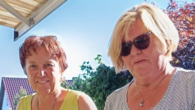 Auf der Terrasse bei Renate Müller duftete es nach all den Kräutern, die von fleißigen Händen einiger Helferinnen zu Sträußen gebunden wurden. (Bild: Kathrin Müller)