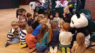 Aktion der Panda ist los bei EDEKA Legat Waldsassen. Vorschulkinder des Städtischen Kinderhauses mit Frau Claudia Legat und dem Panda.<br><br>Bild: Funda Kazdag (Bild: Diana Männer)