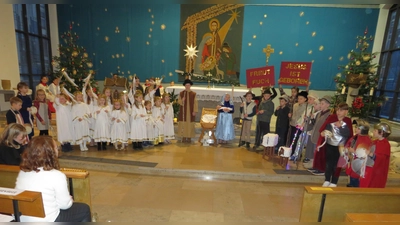 36 Kinder spielten im Krippenspiel die Geschenisse vor 200 Jahren bei der Geburt Jesu.  (Bild: Johann Adam)