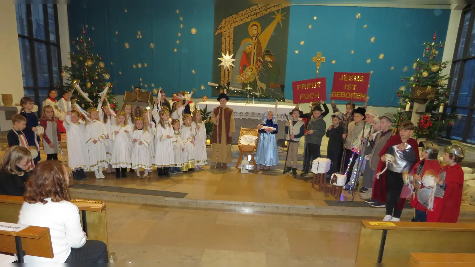 36 Kinder spielten im Krippenspiel die Geschenisse vor 200 Jahren bei der Geburt Jesu.  (Bild: Johann Adam)
