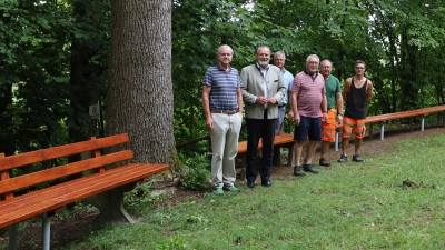Die Freude über die gelungene Maßnahme war den Beteiligten anzusehen. Bürgermeister Frank Zeitler und der Leiter des Bauhofs Rudolf Scharf (2. und 3. v. links), Walter Elberskirch und Simon Weidner vom Männerverein Nabburg (1. und 4.) und die Facharbeiter des Bauhofs (Bild: Sepp Ferstl)
