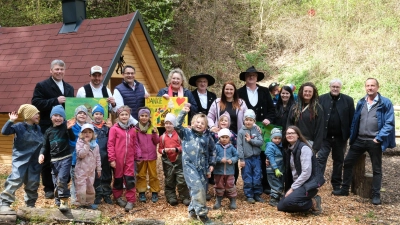 Große Freude herrschte bei den „Schwanenkindern” bei der Übergabe des Spielhauses durch die Vertreter der Zimmerer-Innung.  (Bild: Rudolf Hirsch )