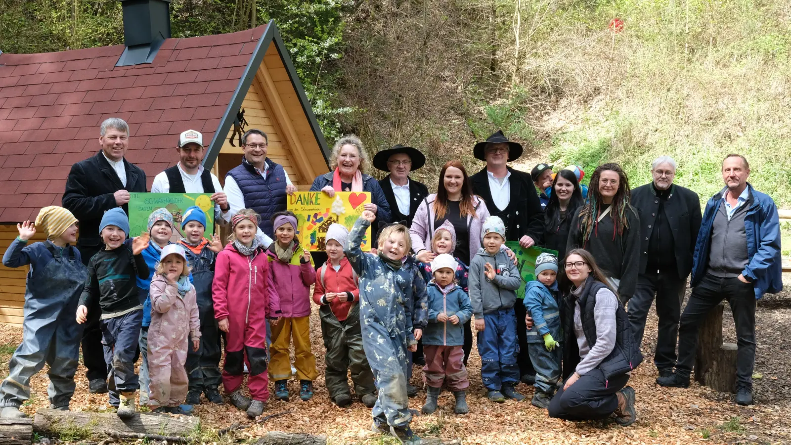 Große Freude herrschte bei den „Schwanenkindern” bei der Übergabe des Spielhauses durch die Vertreter der Zimmerer-Innung.  (Bild: Rudolf Hirsch )