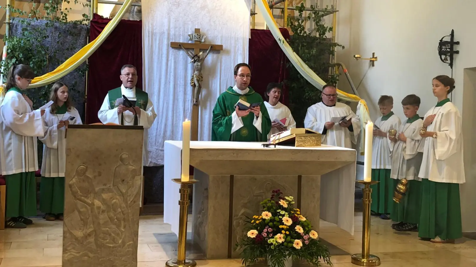 Kaplan Johannes Spindler (Mitte) bei seiner Verabschiedung in St. Barbara/Luitpoldhöhe  (Bild: Christine Graupmann)