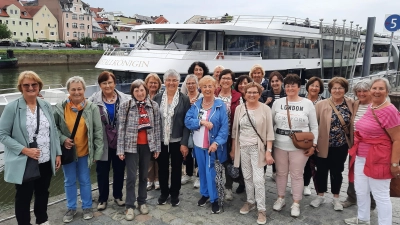 Die Frauenuniondamen vor der Kristallkönigin, auf der das 40jährige Jubiläum gefeiert wurde. (Bild: Brigitte Hammer)