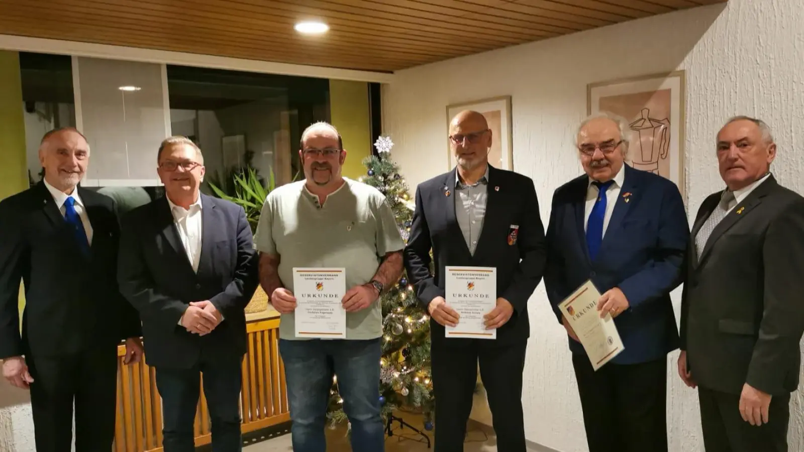 Im Bild von links: Oberst d.R. Bertram Gebhard (Vorsitzender Kreisgruppe Oberpfalz-Mitte im Verband der Reservisten), Bürgermeister Martin Preuß, Hauptgefreiter d.R. Christan Vogenauer, Obergefreiter d.R. Andreas Schulz, Stabsgefreiter d.R.Werner Koller; Oberstleutnant d.R. Werner Gebhard (Bild: Andreas Schulz)