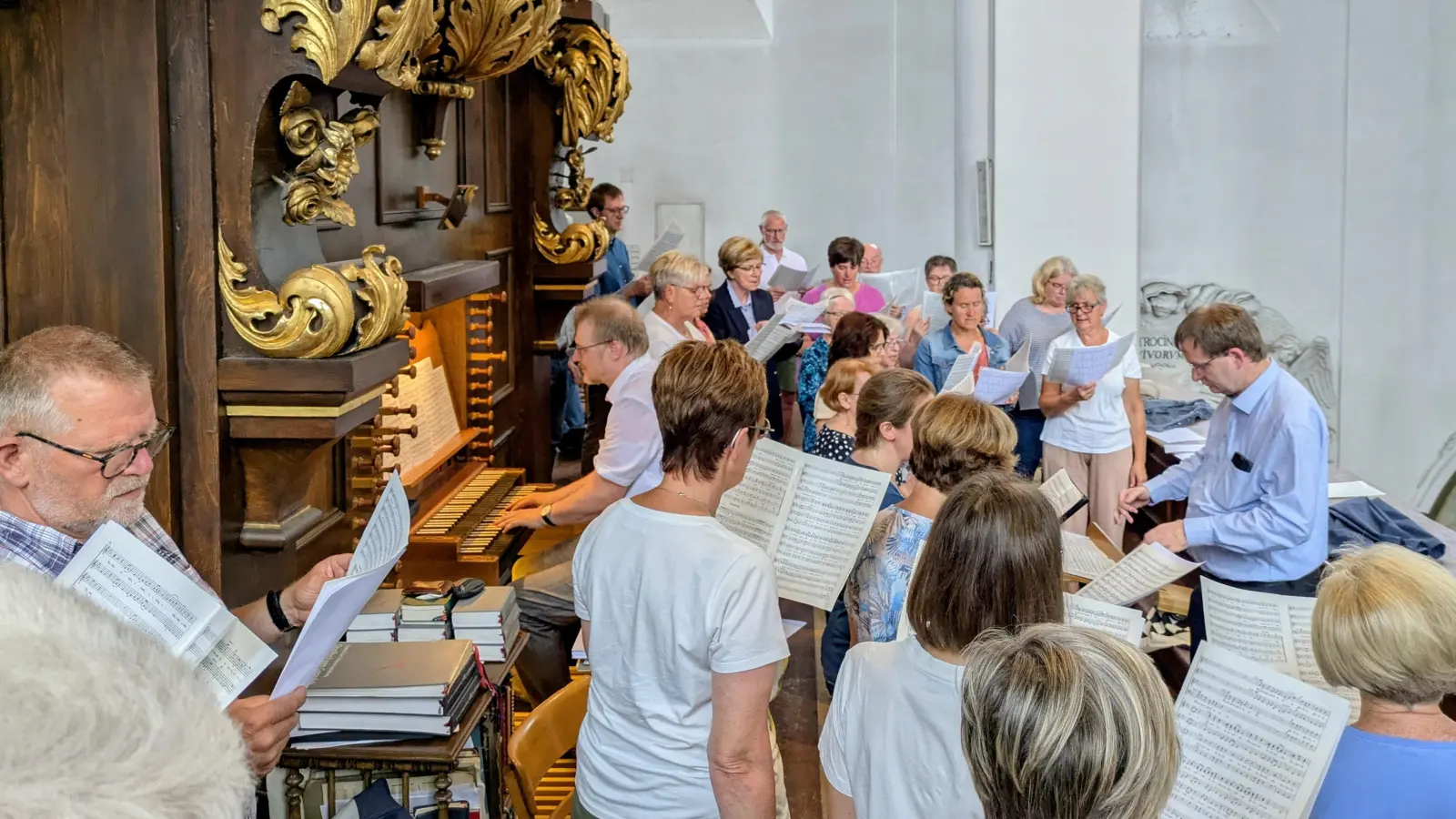 Der Basilikachor Waldsassen unter Leitung von Kirchenmusikdirektor Andreas Sagstetter (rechts) hat beim Chorausflug nach Straubing den Gottesdienst zum Skapulierfest in der Karmelitenkirche gestaltet. Martin Schwendke begleitete an der Orgel. (Bild: Paul Zrenner)