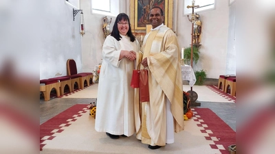 Pfarrer John Subash Vincent gratuliert Gemeindereferentin Kerstin Wallmeyer zum Dienstjubiläum. (Bild: Sonja Sczech)