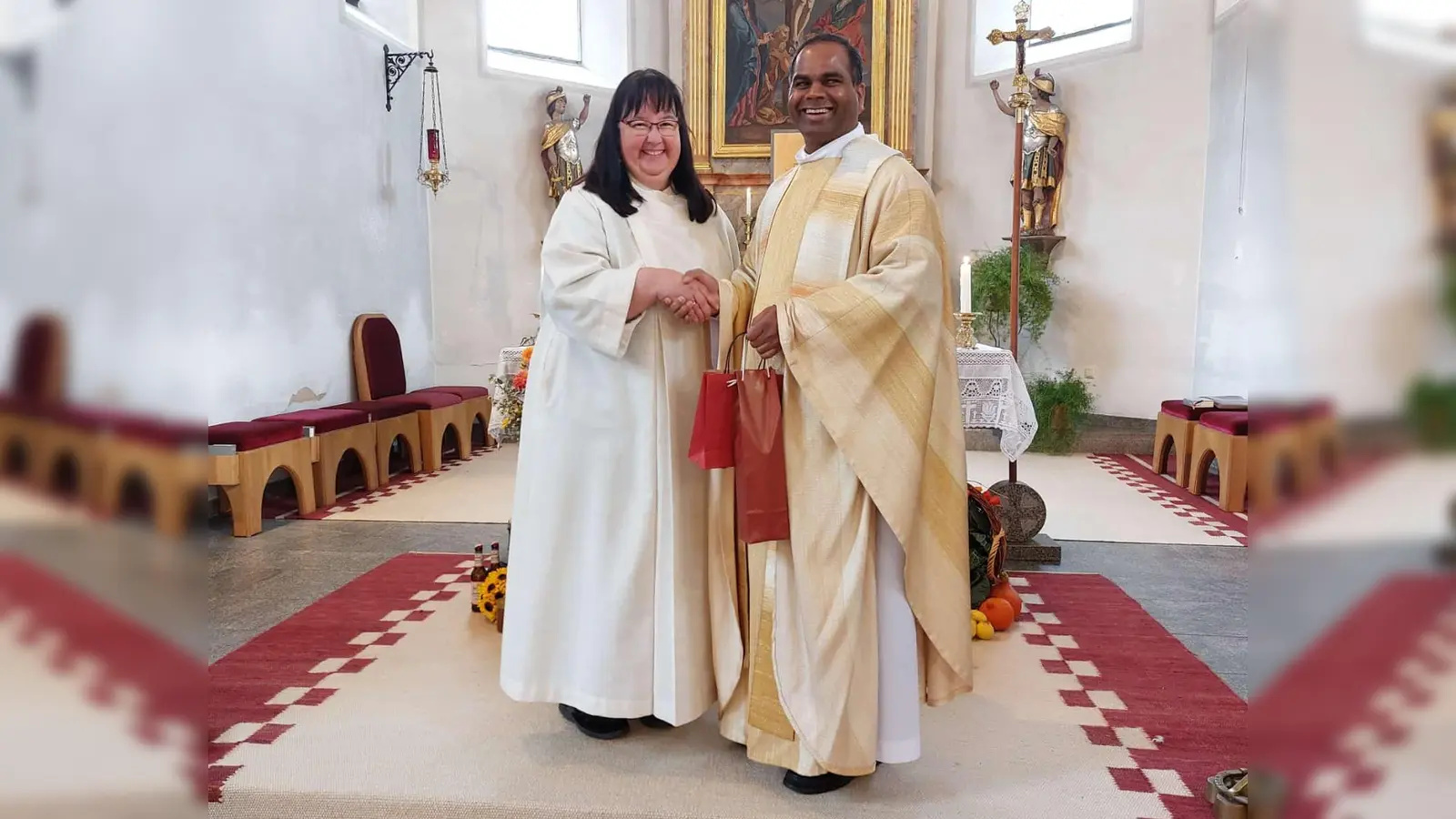 Pfarrer John Subash Vincent gratuliert Gemeindereferentin Kerstin Wallmeyer zum Dienstjubiläum. (Bild: Sonja Sczech)