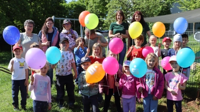 Zur Belohnung für das Pflanzen mit Beerensträuchern im Kindergarten gab es für die Vorschulkinder Ballons der Sparkasse AS. (Bild: Rudi Gruber)