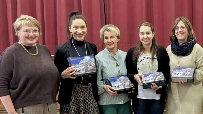 Von links nach rechts: Vorständin Sport Martina Schnurrer sowie die Übungsleiterinnen Iris Heinrich, Edith Balk, Stanislava Zubajova und Tanja Scharnagl.<br> (Bild: Roland Heinrich)