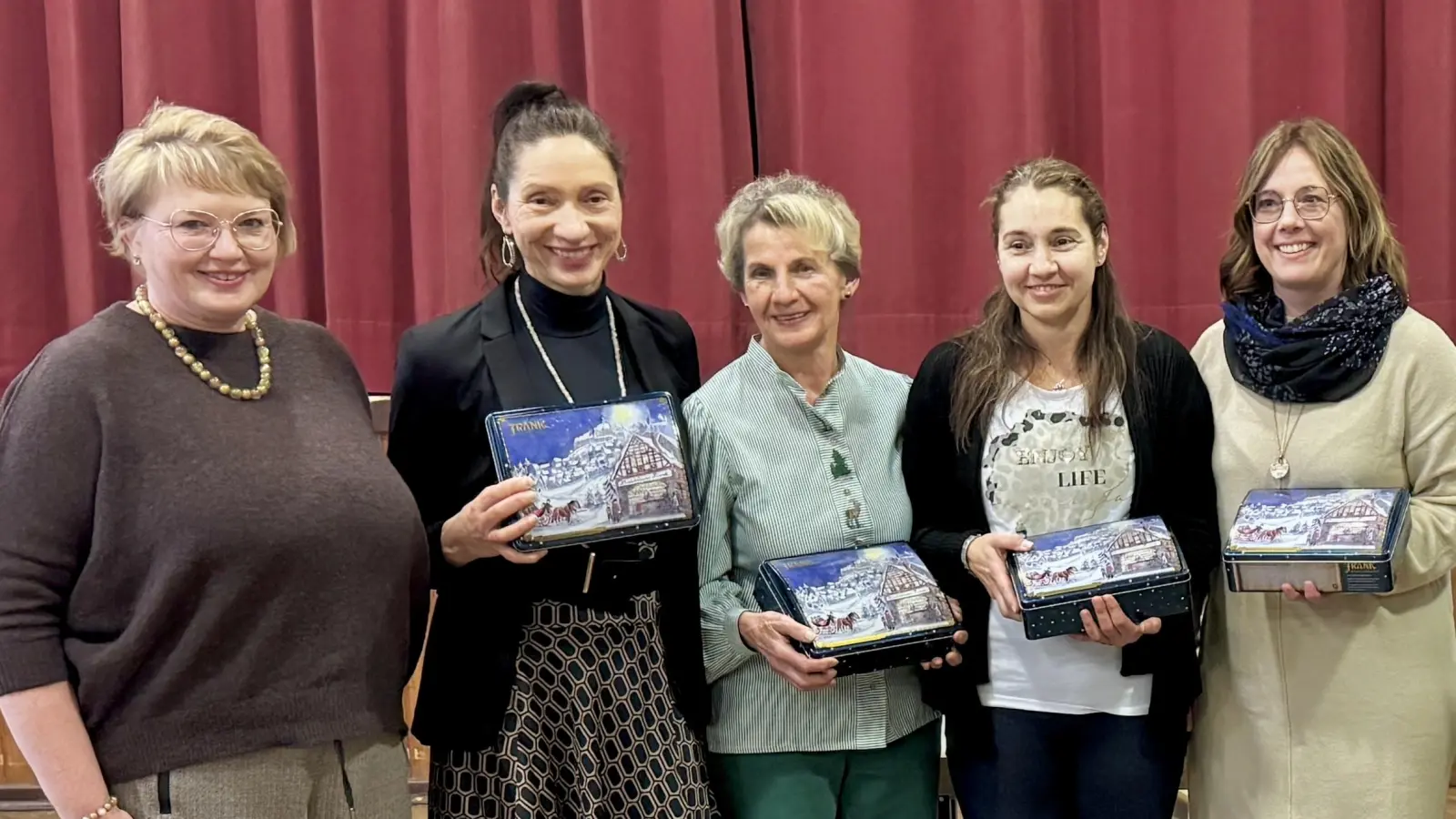 Von links nach rechts: Vorständin Sport Martina Schnurrer sowie die Übungsleiterinnen Iris Heinrich, Edith Balk, Stanislava Zubajova und Tanja Scharnagl.<br> (Bild: Roland Heinrich)