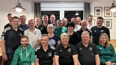 Die neu gewählte Vorstandschaft u.a. vorne von links mit dem neuen Kassier Daniel Budnik, 3. Vorsitzenden Stefan Bauer, 1. Vorsitzenden Peter Schieder und 3. Vorsitzenden Helmut-Stefan Neugirg (Bild: Peter Schieder)