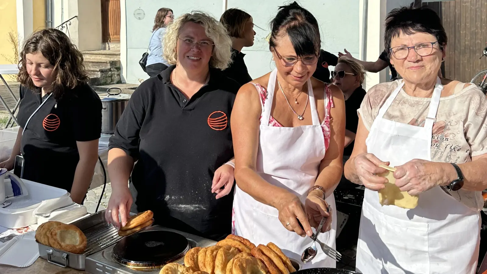 Ganz frisch ausgebacken wurden die Kücheln am Stand des Fördervereins der Vilsecker Schule von Hannelore Kredler, Carmen Maulbeck und Barbara Streit (von rechts). (Bild: Stefanie Gradl)