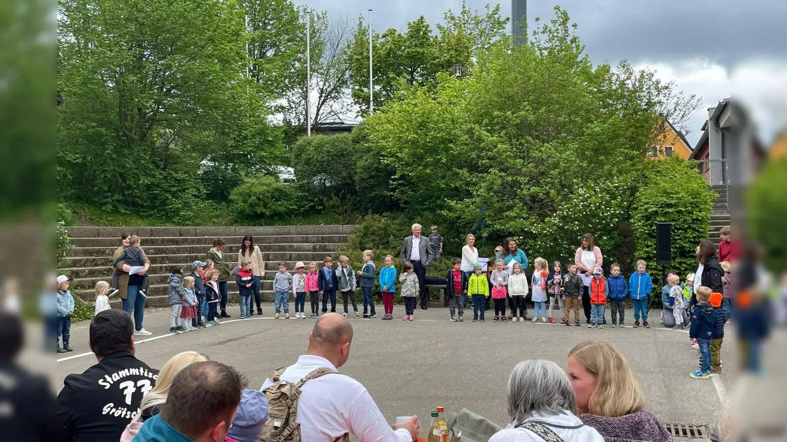 Auf eine Tanzeinlage mussten die Besucher des Sommerfests im Kindergarten zwar diesmal verzichten, dafür wartete auf die Mädchen und Buben mehrere Stationen mit Aufgaben. (Bild: Städtischer Kindergarten Erbendorf/exb)