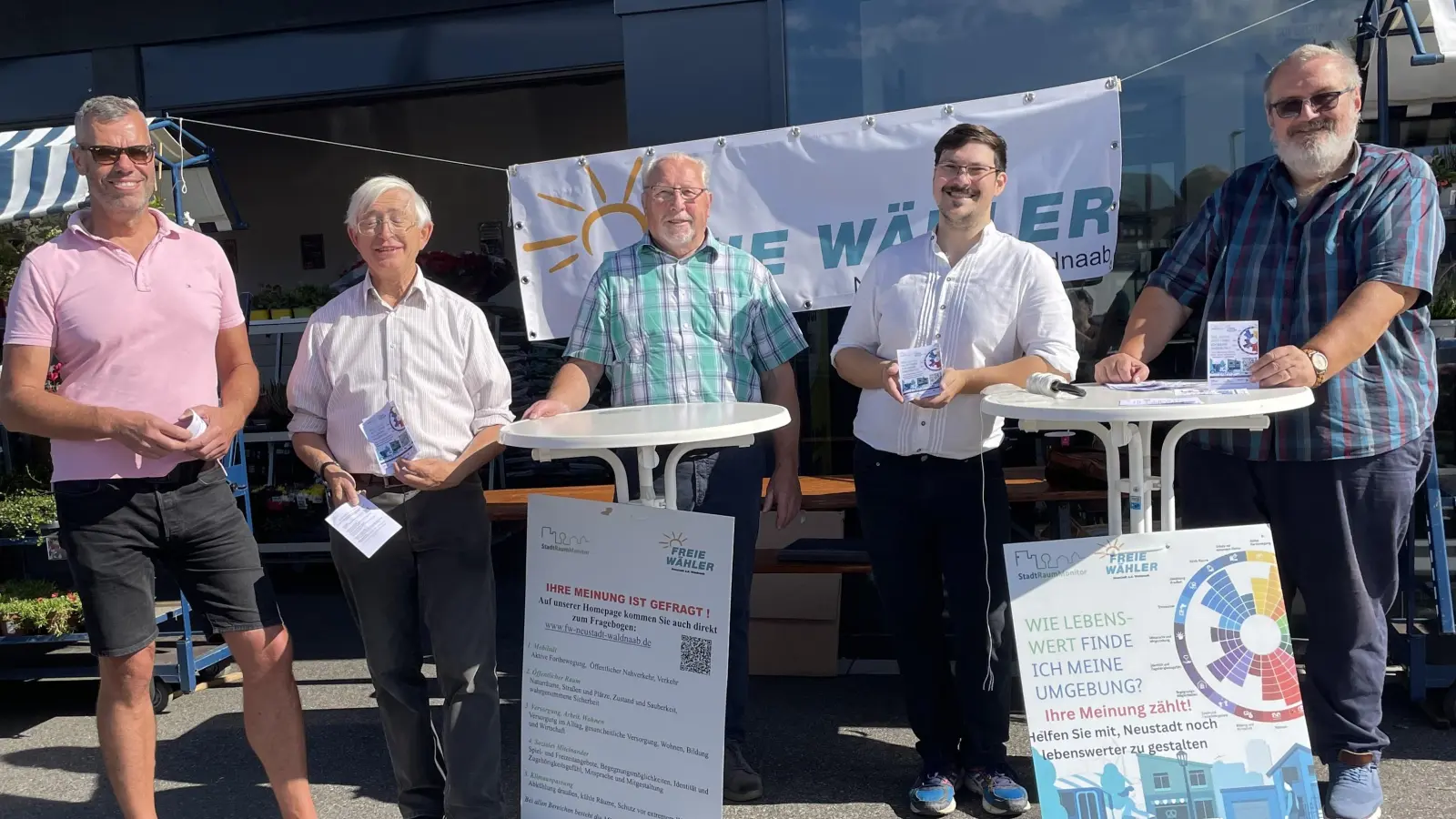 Der erste Infostand zur Fragebogenaktion wurde sehr gut angenommen (Bild: Gerhard Steiner)