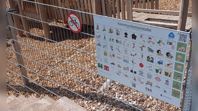 Neue Kommunikationstafel am inklusiven Mehrgenerationenspielplatz des 1.FC Rieden. (Bild: Peter Gattaut)