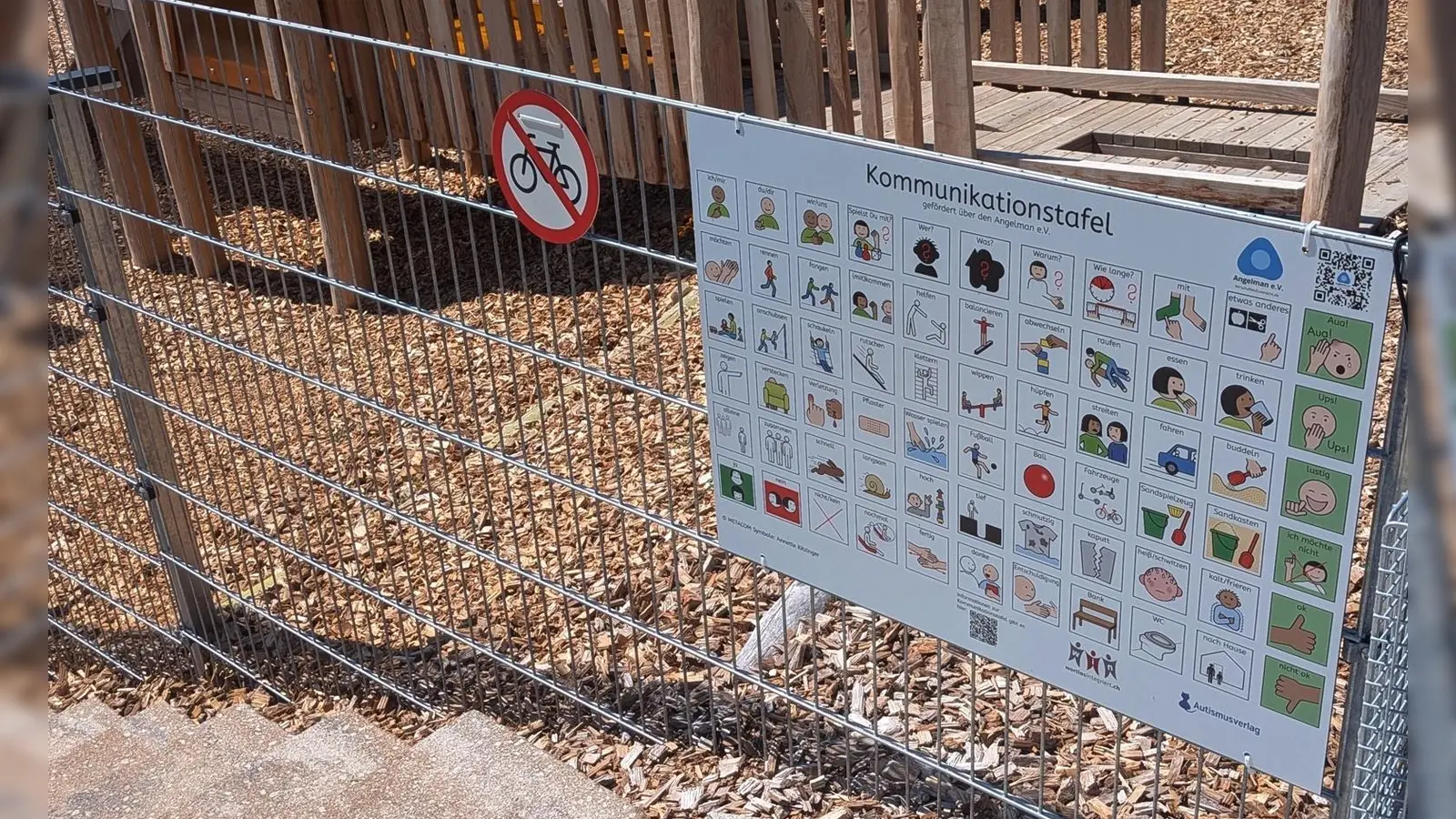 Neue Kommunikationstafel am inklusiven Mehrgenerationenspielplatz des 1.FC Rieden. (Bild: Peter Gattaut)