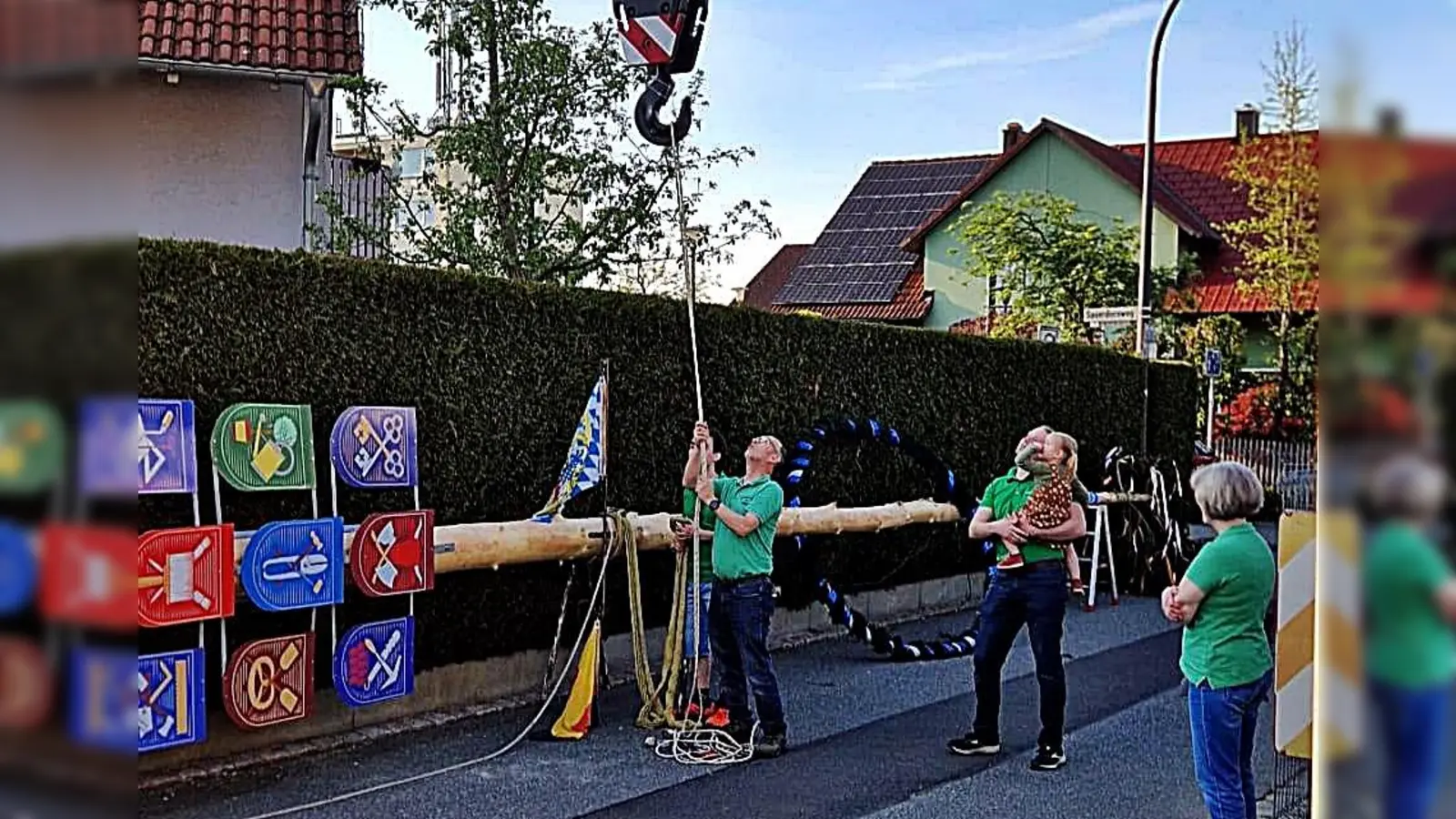 <br>Viele Helfer um Vorsitzenden Thomas Reich waren eingebunden, die mithalfen, den Baum zu schmücken, in die Absicherung zu bringen und zu verkeilen. (Bild: Reinhard  Kreuzer)