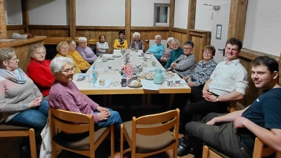 Im Bild die aktiven Senioren. bei ihrer Advent- u. Weihnachtsfeier in der Bar des Pfarrheims. Vorne rechts Krampus Lukas Schmidkonz, dahinter Nikolaus Johannes Frank. (Bild: Waltraud Fichtner)