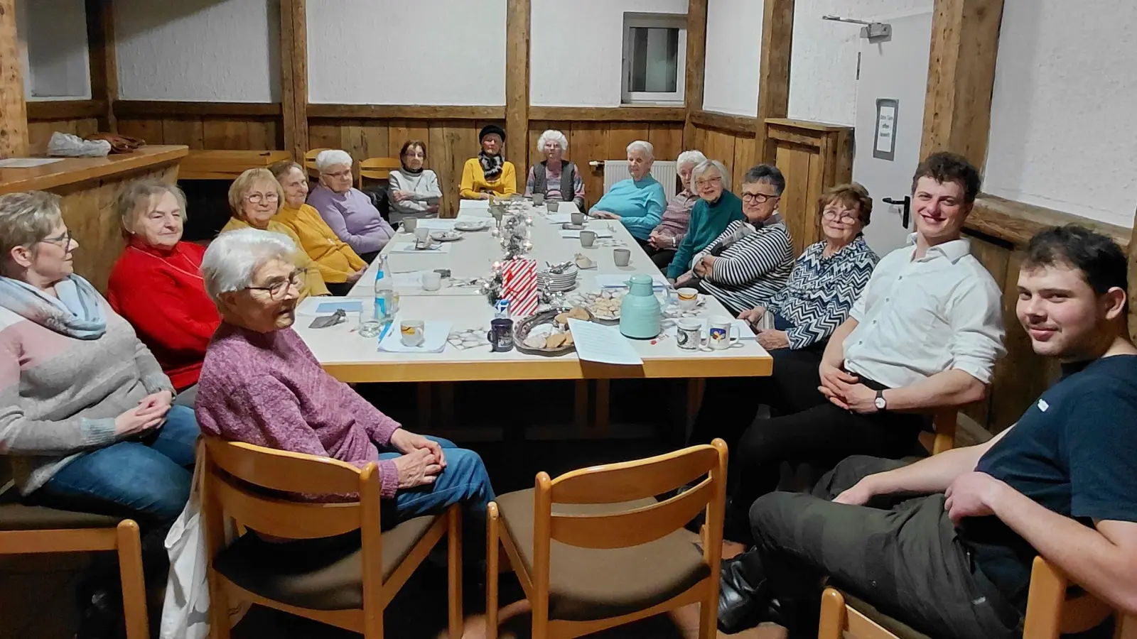 Im Bild die aktiven Senioren. bei ihrer Advent- u. Weihnachtsfeier in der Bar des Pfarrheims. Vorne rechts Krampus Lukas Schmidkonz, dahinter Nikolaus Johannes Frank. (Bild: Waltraud Fichtner)