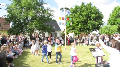 Vier Gruppen des Kinderhauses zeigten zünftige Tänze um den Maibaum.  (Bild: Eva Seifried)