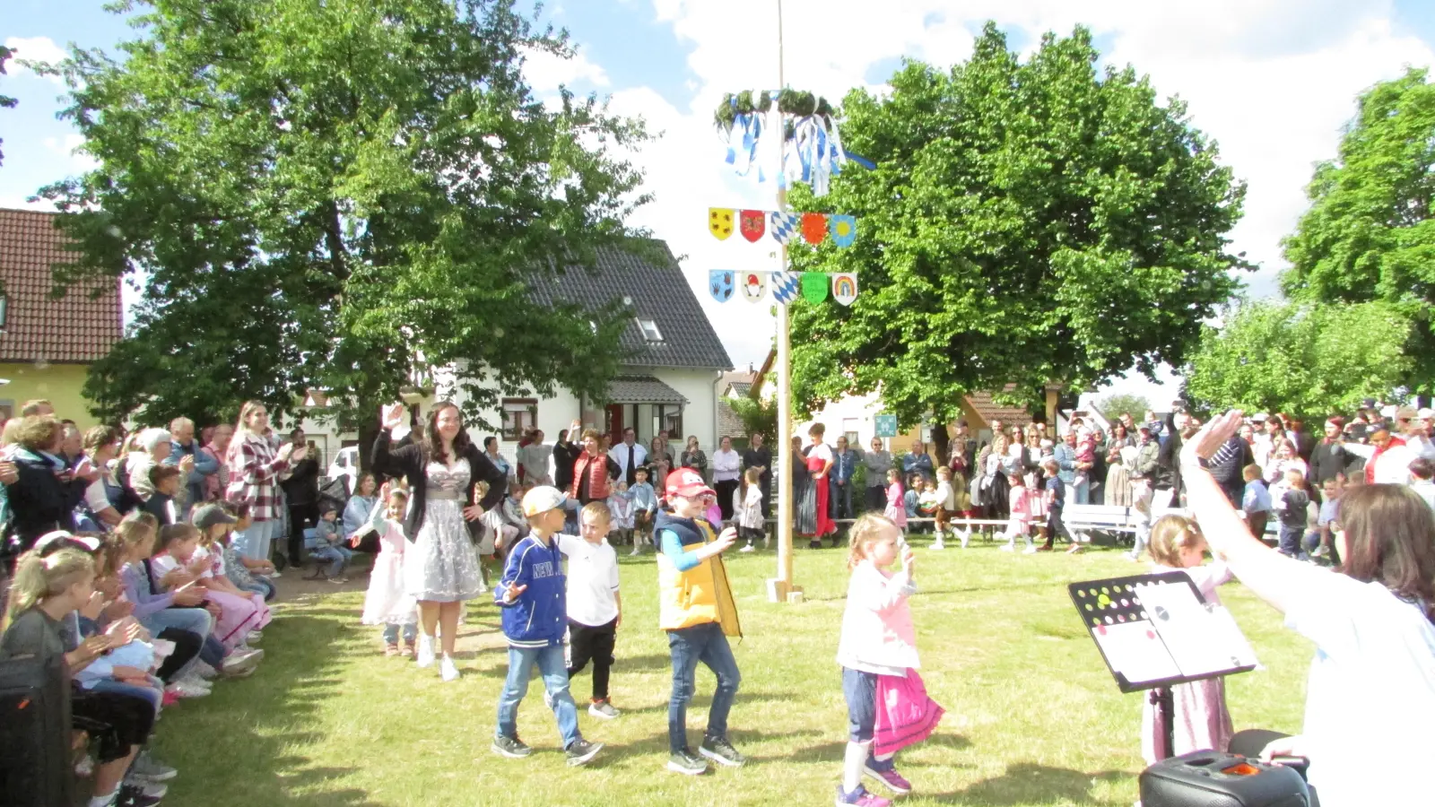 Vier Gruppen des Kinderhauses zeigten zünftige Tänze um den Maibaum.  (Bild: Eva Seifried)