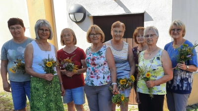 Trotz Trockenheit wurden farbenfrohe Kräuterbuschen angefertigt (Bild: hm)