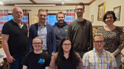 Bild zeigt<br>v.v.li. Vorsitzenden Daniel Wartinger, Kassiererin Nicole Riedl, stellvertretender Vorsitzender Johannes Vetter<br>hi.v.li. CSU-Vorsitzender Josef Söllner, Bürgermeister Wolfgang Söllner, die Beisitzer Thorsten Riedl und Patrick Walter, JU-Kreisvorsitzende Sandra Dostler (Bild: Josef Söllner )