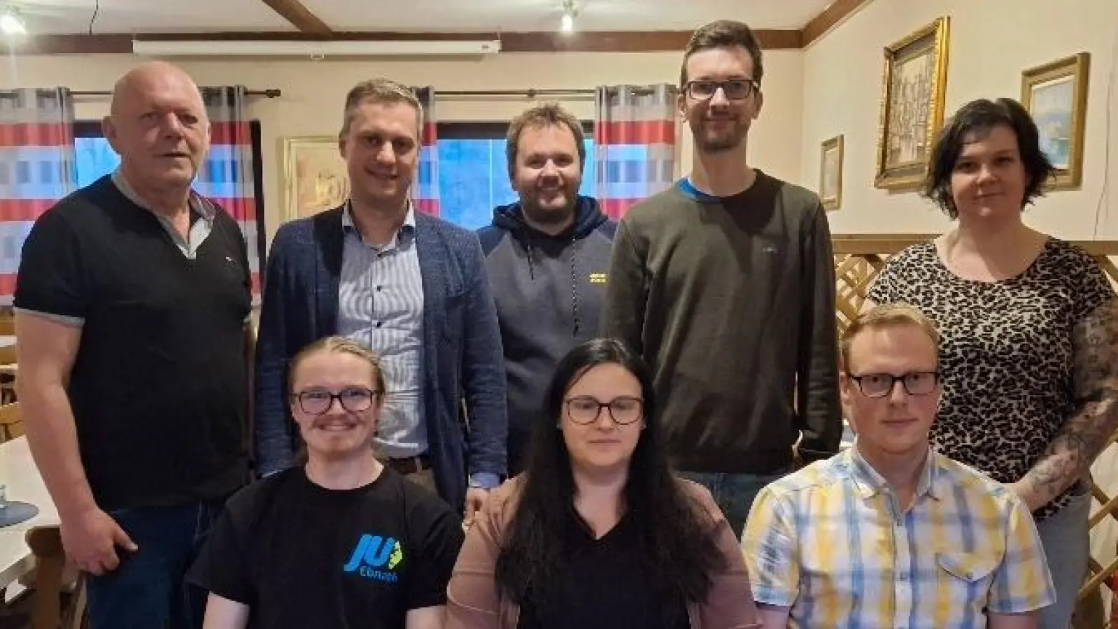 Bild zeigt<br>v.v.li. Vorsitzenden Daniel Wartinger, Kassiererin Nicole Riedl, stellvertretender Vorsitzender Johannes Vetter<br>hi.v.li. CSU-Vorsitzender Josef Söllner, Bürgermeister Wolfgang Söllner, die Beisitzer Thorsten Riedl und Patrick Walter, JU-Kreisvorsitzende Sandra Dostler (Bild: Josef Söllner )