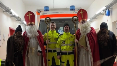 Zwei der drei Nikolaus-Paare besuchten die IMS Rettungskräfte der Wache in Griesbach. (Bild: Katharina Schöner)